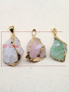 Détail de trois pierres naturelles avec bordure dorée et marques de mesure de 20-28 mm