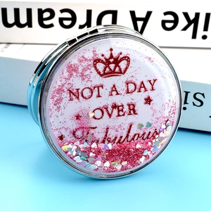 Miroir de poche à sable mouvant rose avec motif couronne et texte Not A Day Over Fabulous