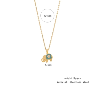 Détail du collier éléphant doré avec dimensions 1.5cm et longueur de chaîne 40+5cm