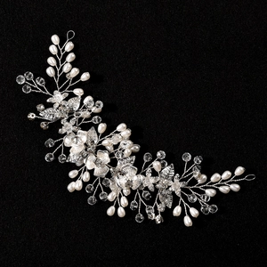Vigne de cheveux de mariée argentée avec fleurs en cristal et perles pour mariage