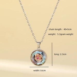 Collier en acier titane avec pendentif fleur en cristal et détails des dimensions