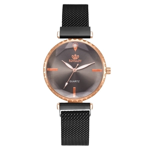 Dettaglio orologio al quarzo oro rosa con quadrante diamantato e cinturino a maglia nera