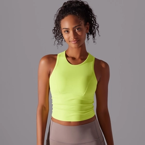 Détail du débardeur de yoga jaune fluo respirant avec coupe ajustée et texture du tissu