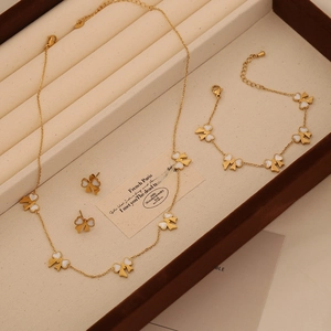 Parure de bijoux élégante en titane doré avec pendentifs nœuds blancs et boucles d'oreilles