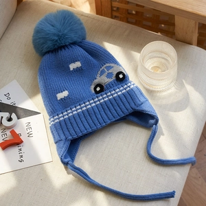 Berretto in maglia blu per bambini con pompon e ricamo auto per il calore invernale
