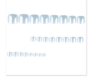 Détail de faux ongles de pieds bleu métallique avec finition nacrée scintillante