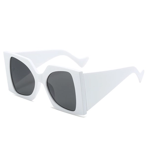 Moderne quadratische Sonnenbrille in Weiß mit schwarzen Gläsern und breiten Bügeln