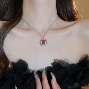 Dettaglio macro della collana vintage in argento con zircone rosso rubino e diamanti