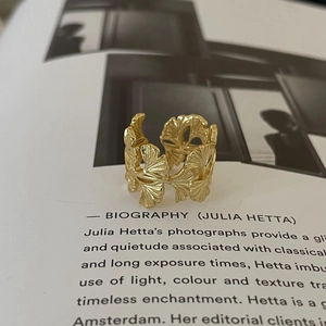 Detail eines Ginko-Blatt-Rings aus 925er Silber in Gold mit gebürsteter Textur