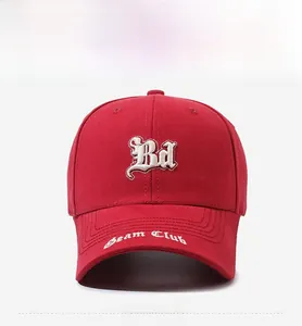 Broderie détaillée des lettres Bd blanches et texte Beam Club sur une casquette en coton rouge