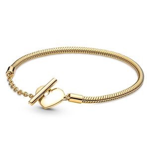 Bracciale a catena serpente dorata con chiusura a cuore su sfondo bianco