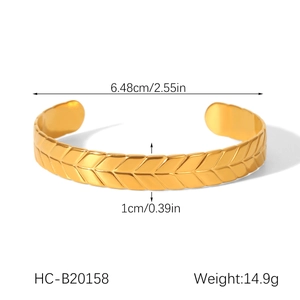 Détail du bracelet rigide en acier inoxydable doré 18K avec dimensions et texture
