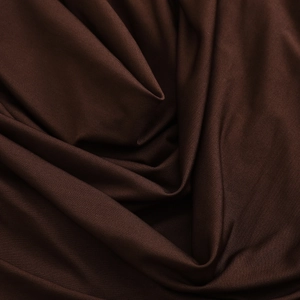 Detailopname van gladde diepbruine stof met zijdeachtige textuur en elegante drapering