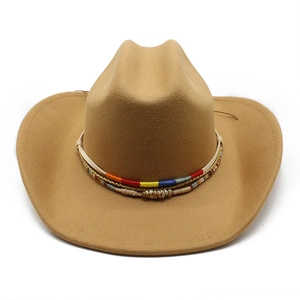 Khaki Cowboyhut aus Wolle mit bunt gewebtem Band und Muschelverzierung im Detail