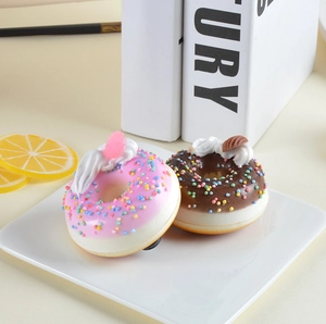 Detailansicht realistischer Donuts mit rosa und Schokoglasur sowie bunten Streuseln