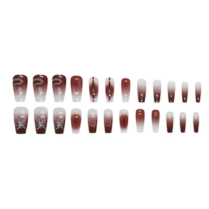 Faux ongles ballerine longs dégradés bordeaux avec motifs papillons et serpents blancs