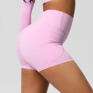 Vue détaillée du short de yoga taille haute rose clair avec poches latérales pratiques
