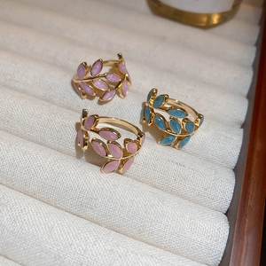 Drei bonbonfarbene Blätterringe in Blau, Rosa und Lila mit verstellbaren Goldbändern