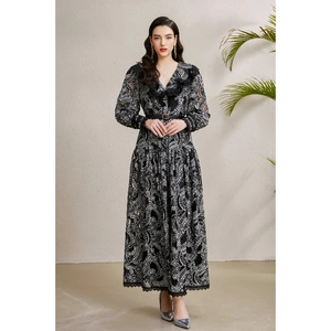 Robe longue élégante en dentelle à col en V avec imprimé noir et blanc, volants et ceinture