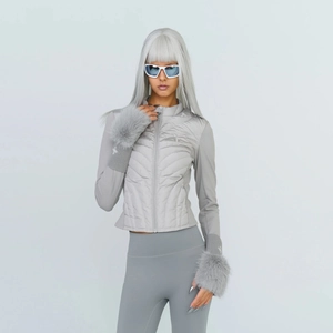 Détail d'une veste de sport matelassée gris clair avec bordure en fausse fourrure douce