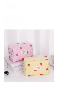 Dettaglio del beauty case trapuntato con fragole con ricamo fine e zip con nastro