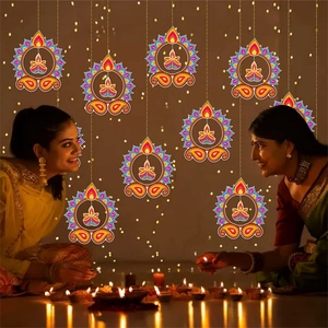 Decorazioni appese colorate per Diwali con motivi di lampade a olio e Rangoli festivi