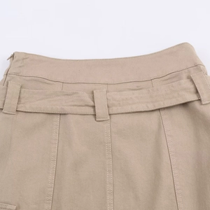 Elegante gonna midi in twill kaki a vita alta con passanti per cintura e zip laterale