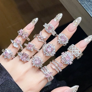 Elegante Blumen- und Schmetterlingsringe mit rosa Zirkon in silbernem Metall