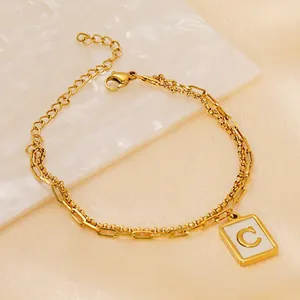 Bracelet double chaîne dorée avec maillons trombones et pendentif rond lettre C chic