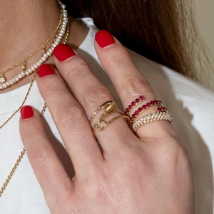Set di anelli d'oro impilabili con gemma color rubino e design a spilla da balia