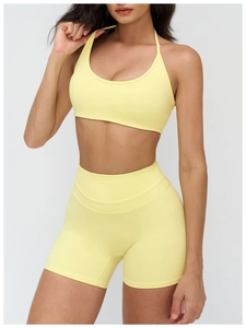 Texture détaillée du tissu brossé jaune citron sur le soutien-gorge de sport et le short