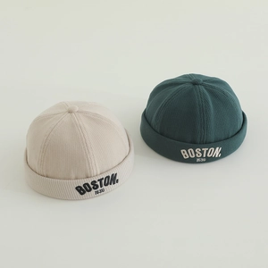Berretto invernale spesso per bambini con ricamo BOSTON in beige e verde scuro