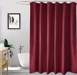 Detail von weinrotem wasserdichtem Duschvorhangstoff mit elegantem Fall im modernen Bad
