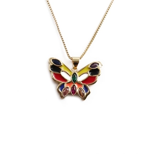Collier pendentif papillon doré avec émail coloré sur une chaîne à mailles vénitiennes
