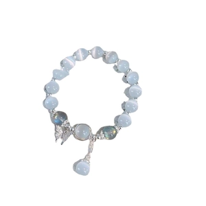 Bracelet perlé élégant avec pierres œil de chat bleues et pendentif papillon en argent