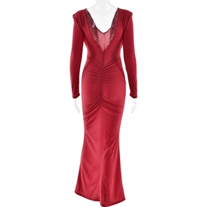 Détail de la robe moulante rouge élégante avec fronces au dos et décolleté en V profond
