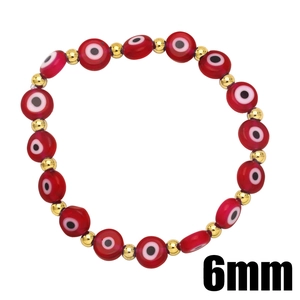 Dettaglio delle perle occhio di Allah rosse da 6mm e distanziatori dorati su bracciale