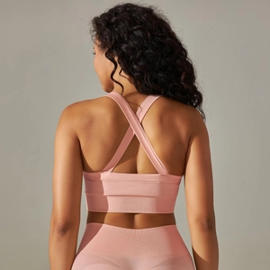 Détail de la brassière de yoga rose sans couture avec bretelles croisées offrant un soutien