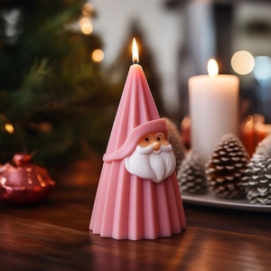 Roze geplooide Kerstman geurkaars op houten tafel met feestelijke kerstdecoraties