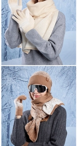 Détail de l'ensemble d'hiver en tricot avec bonnet, écharpe et gants en forêt enneigée