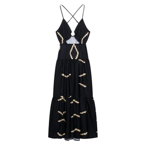 Détail de la robe noire à fente de style français avec motifs géométriques et découpe taille