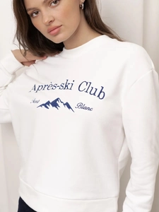 Κοντινό πλάνο του Après-ski Club βουνού σε λευκό oversized βαμβακερό φούτερ