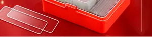 Nahaufnahme hochtransparenter doppelseitiger Klebefolien und roter Aufbewahrungsbox