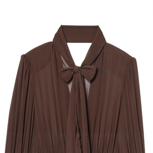 Mini abito in chiffon marrone scuro con maniche lunghe ed elegante fiocco sulla scollatura