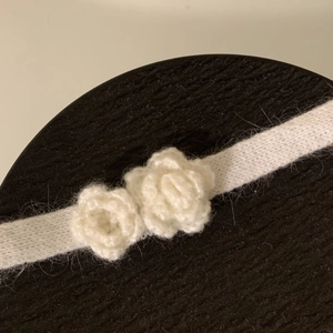 Eleganter weißer Strick-Choker mit handgefertigten Häkelrosen und weicher Mohair-Textur