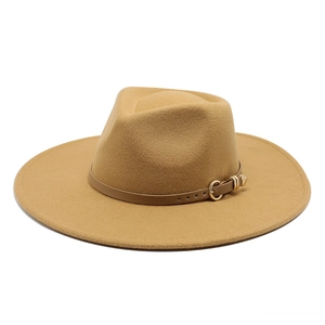 Chapeau fedora classique en laine camel avec bord large et boucle de ceinture élégante