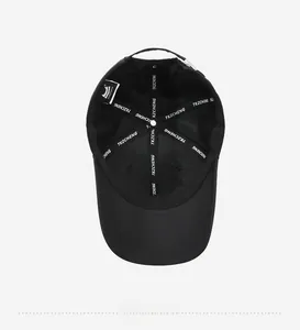 Vue détaillée de l'intérieur d'une casquette noire avec bande de couture logotypée