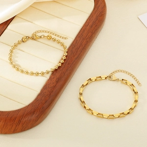 Détail de bracelets en plaqué or 18K à billes et maillons avec fermoir mousqueton