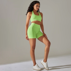 Dettaglio dei pantaloncini sportivi verde neon senza cuciture con trama a coste in vita