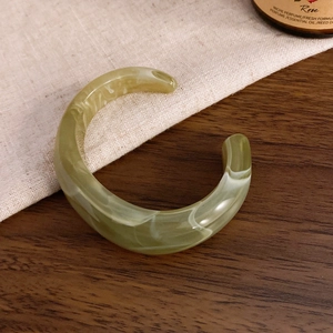 Bracciale rigido aperto in acrilico marmorizzato verde e bianco dallo stile minimalista